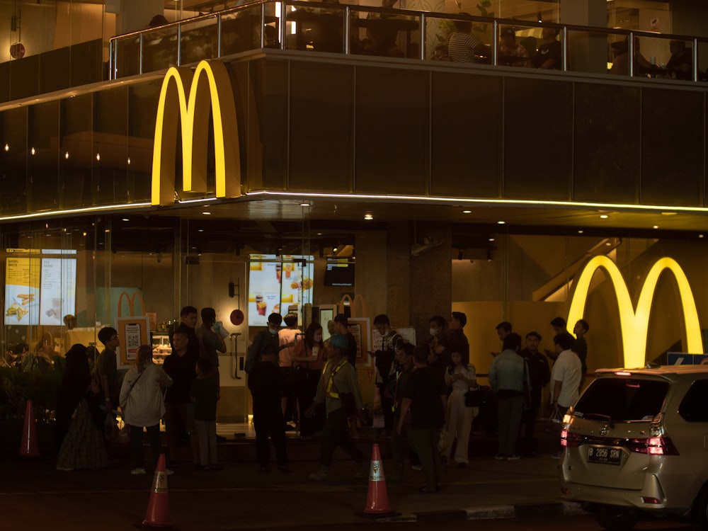 Eine Gruppe von Menschen, die vor einem McDonalds stehen