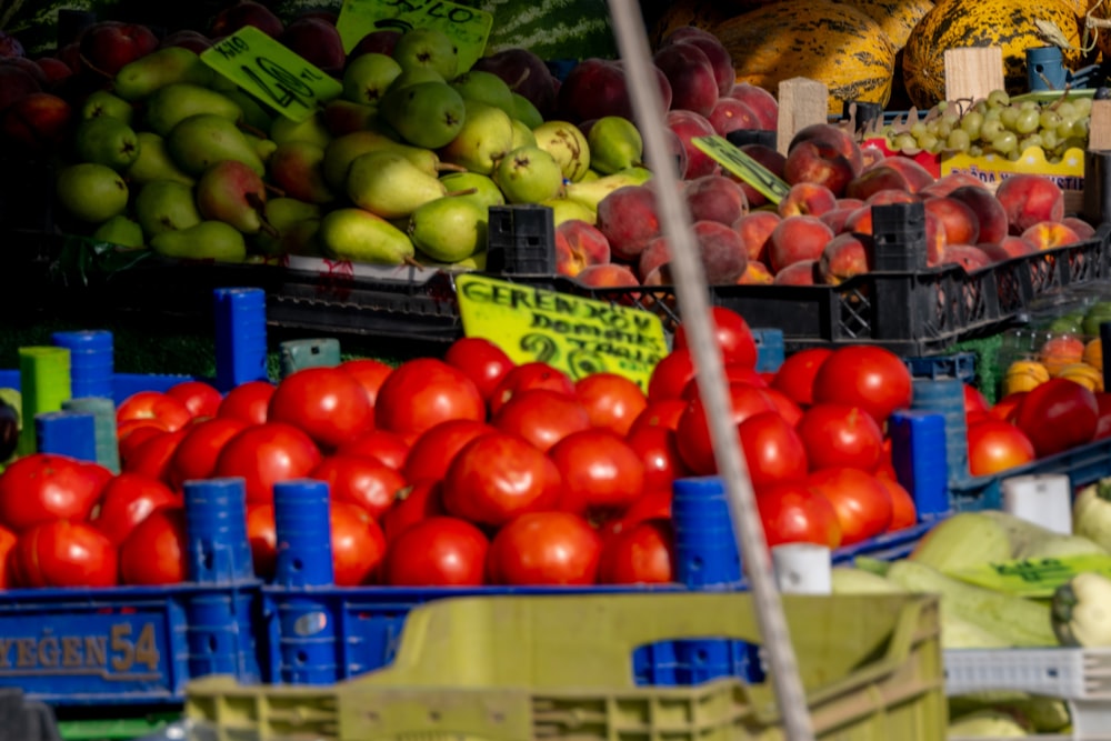 una exhibición de frutas y verduras frescas en un mercado