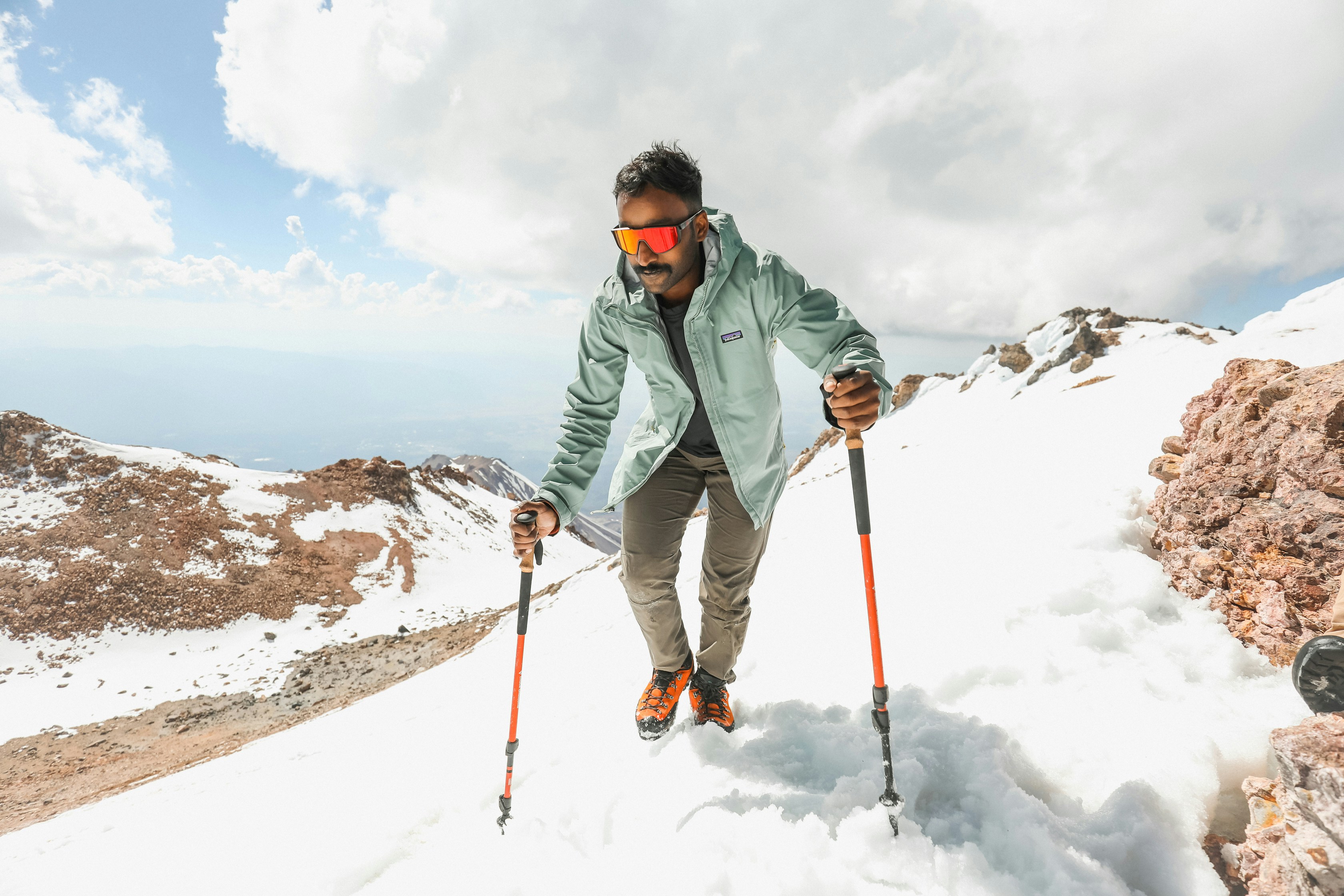 Ein Mann auf Skiern auf einem verschneiten Berg