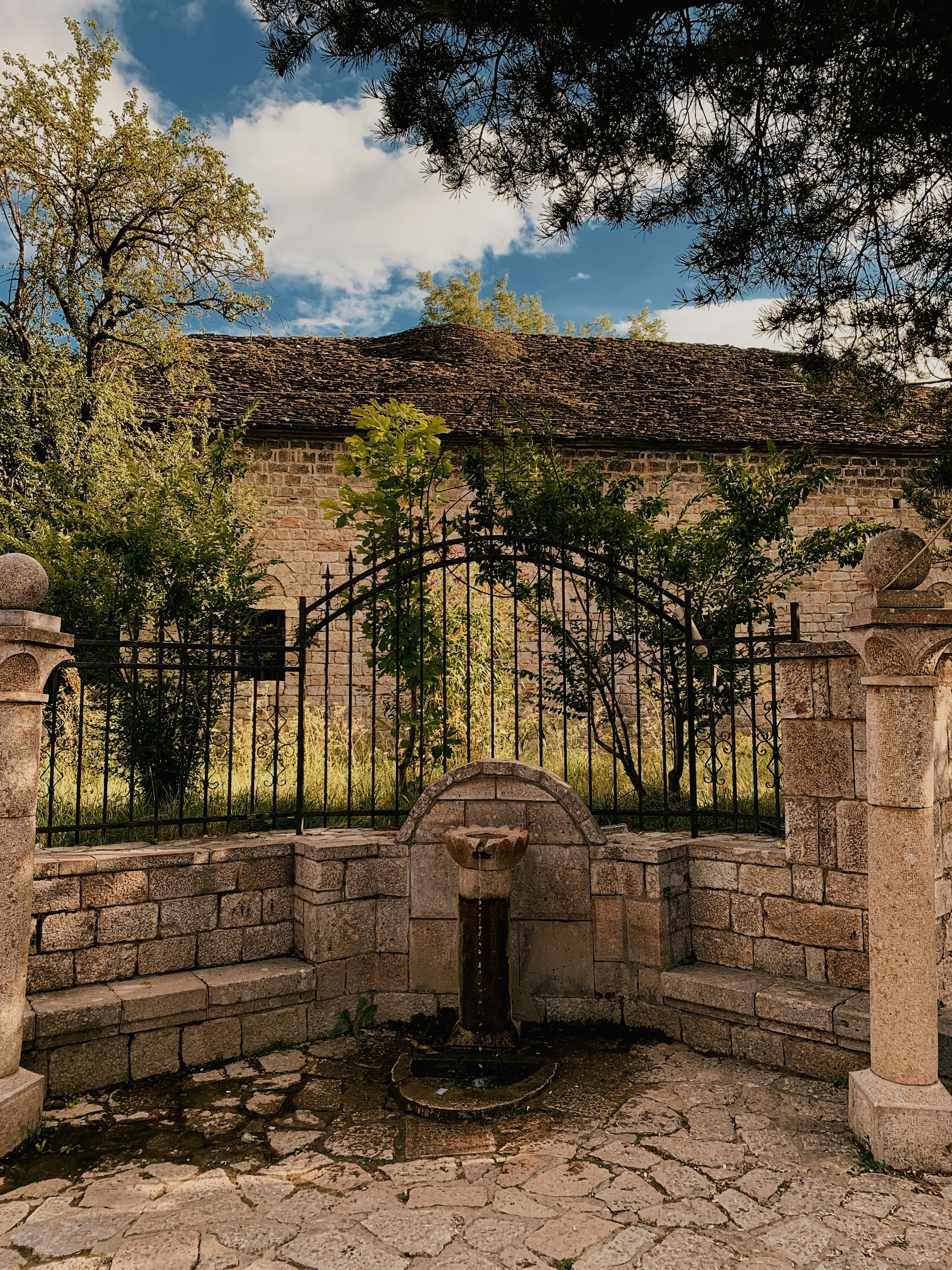 문과 분수가 있는 석조 건물