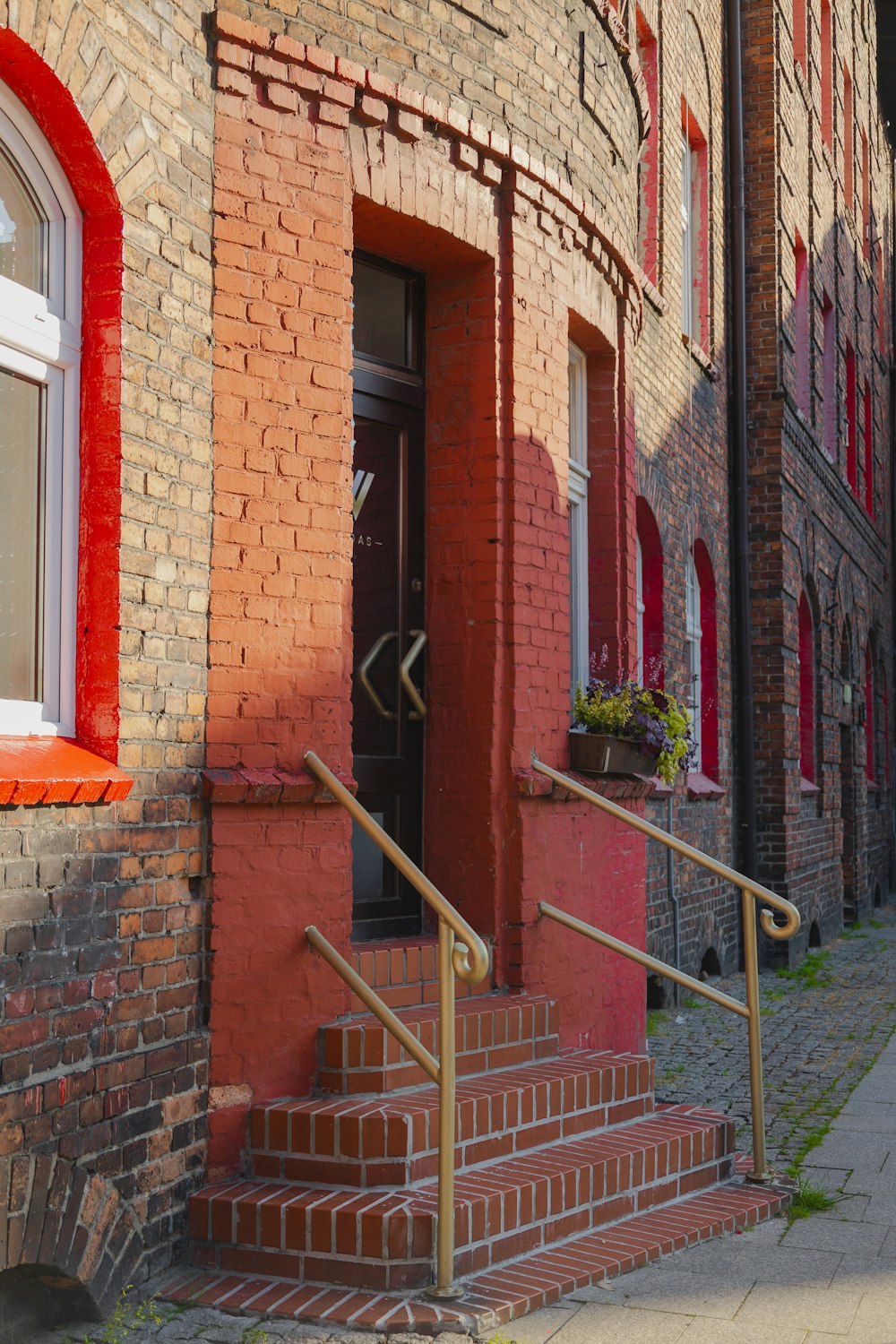 ein rotes Backsteingebäude mit Treppen, die hinaufführen