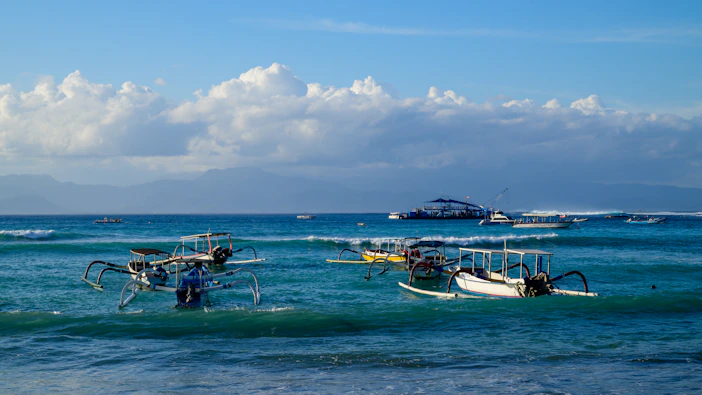 Nusa Lembongan surfing