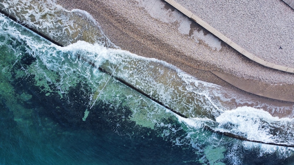 uma vista panorâmica de uma praia e oceano