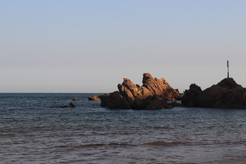 Ein Felsvorsprung mitten im Ozean