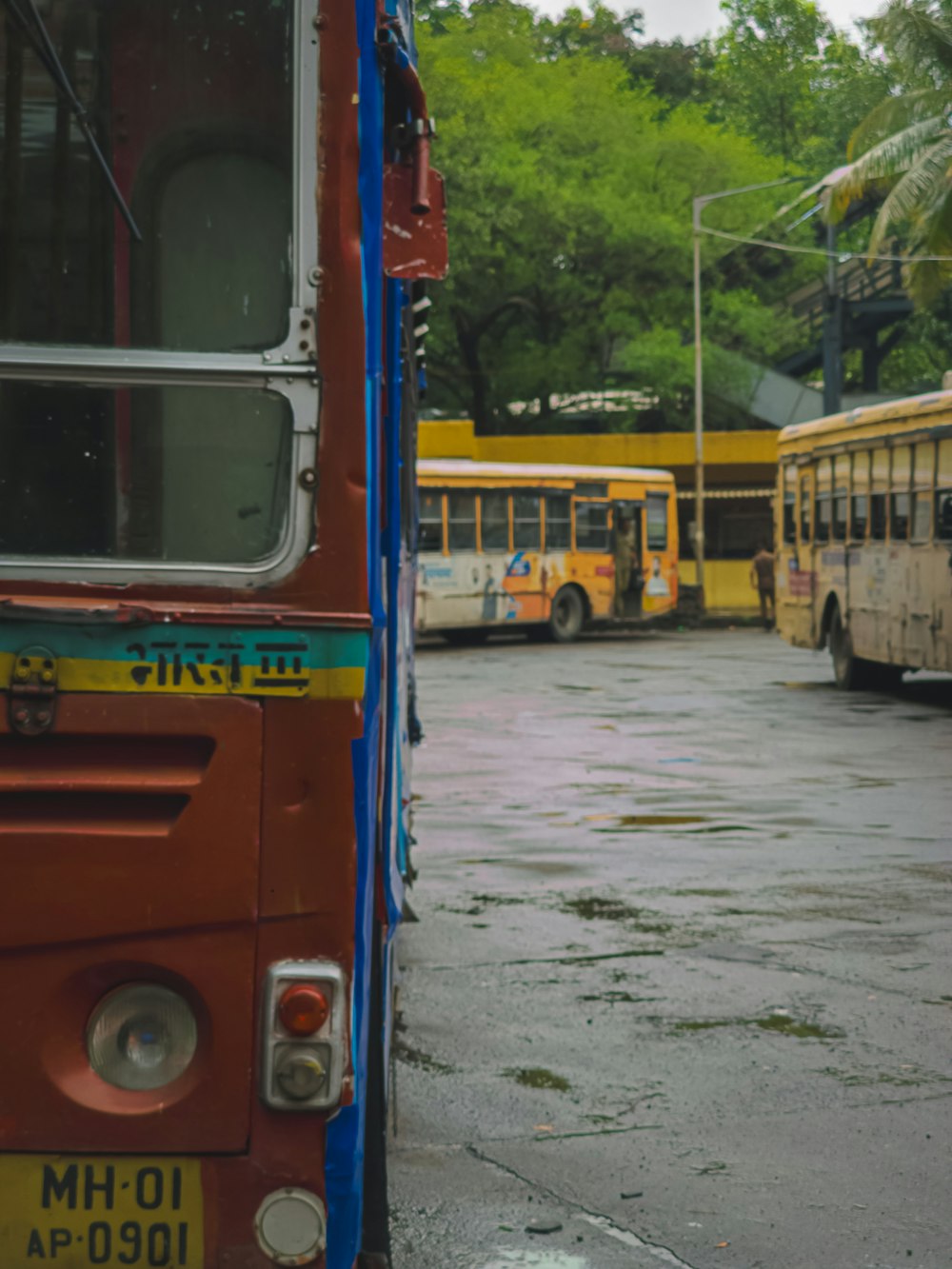 un couple de bus garés l’un à côté de l’autre