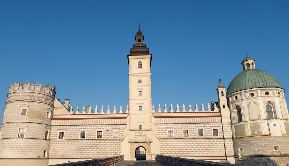 Un gran edificio con una torre del reloj en la parte superior