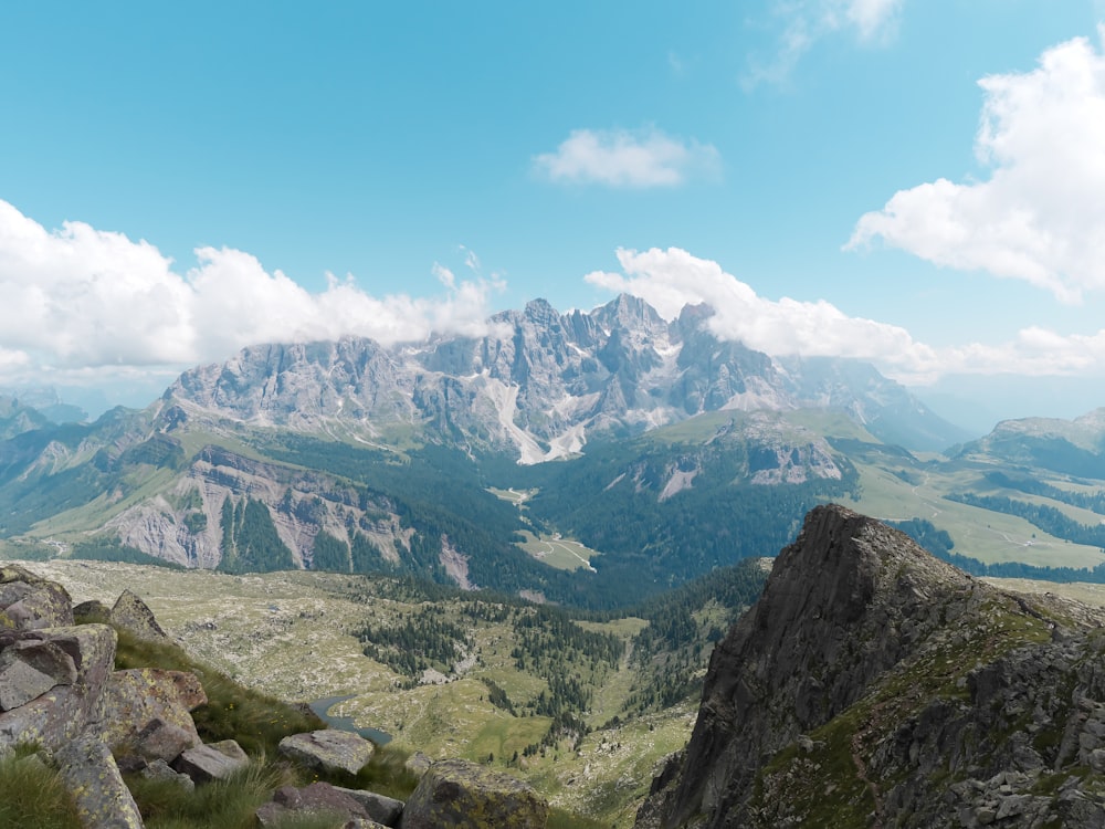 une vue d’une chaîne de montagnes d’un point de vue élevé