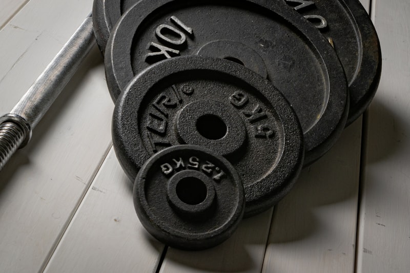 Dettaglio di attrezzatura fitness e dischi