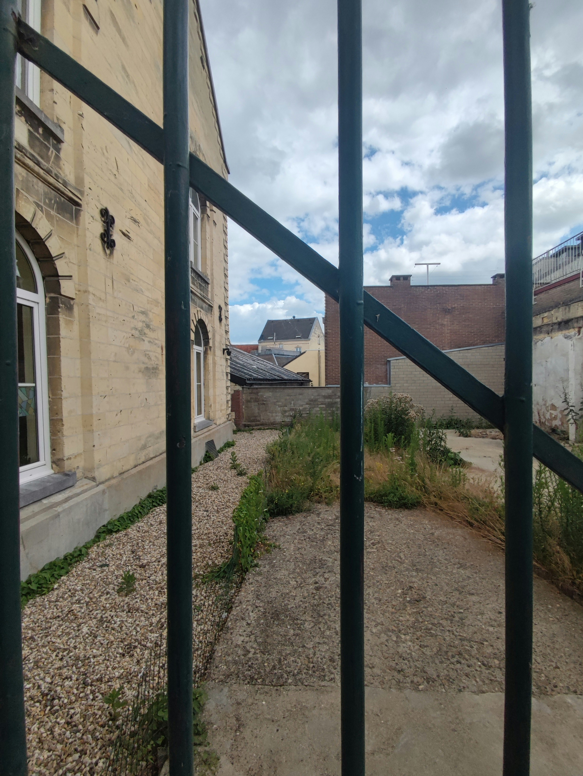 Una vista de un edificio a través de una cerca