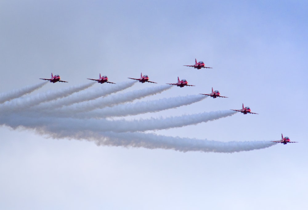 Un grupo de aviones volando en formación en el cielo