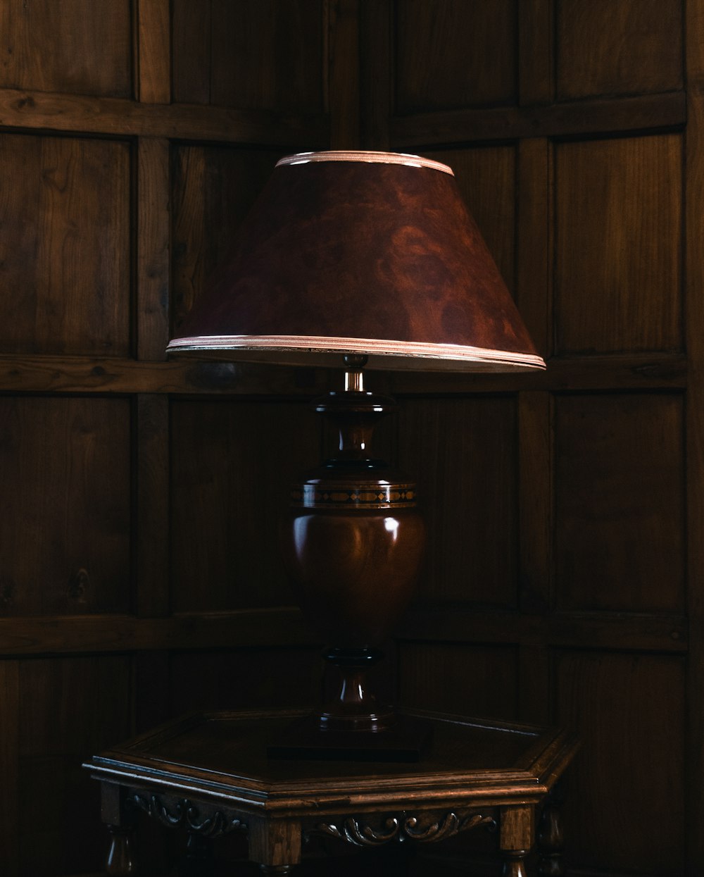 une lampe posée sur une table en bois
