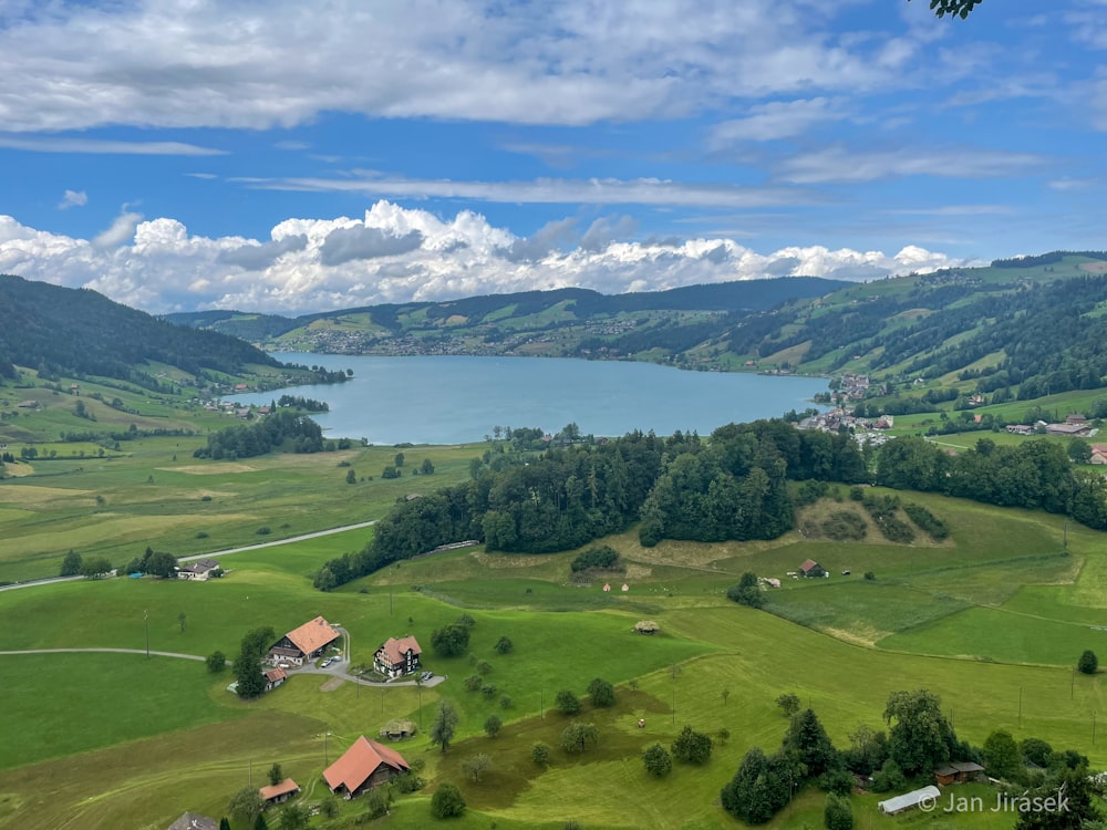 Una vista panorámica de un lago rodeado de montañas