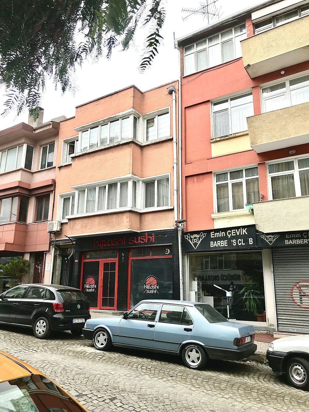 a row of cars parked in front of a building