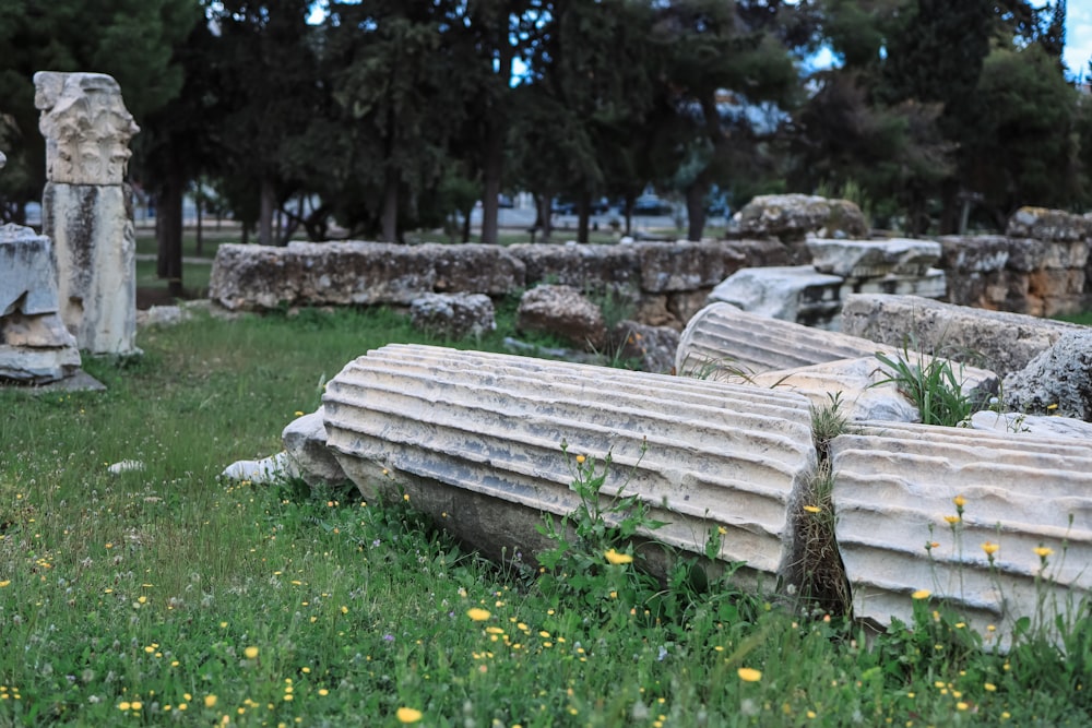 a bunch of stone benches sitting in the grass