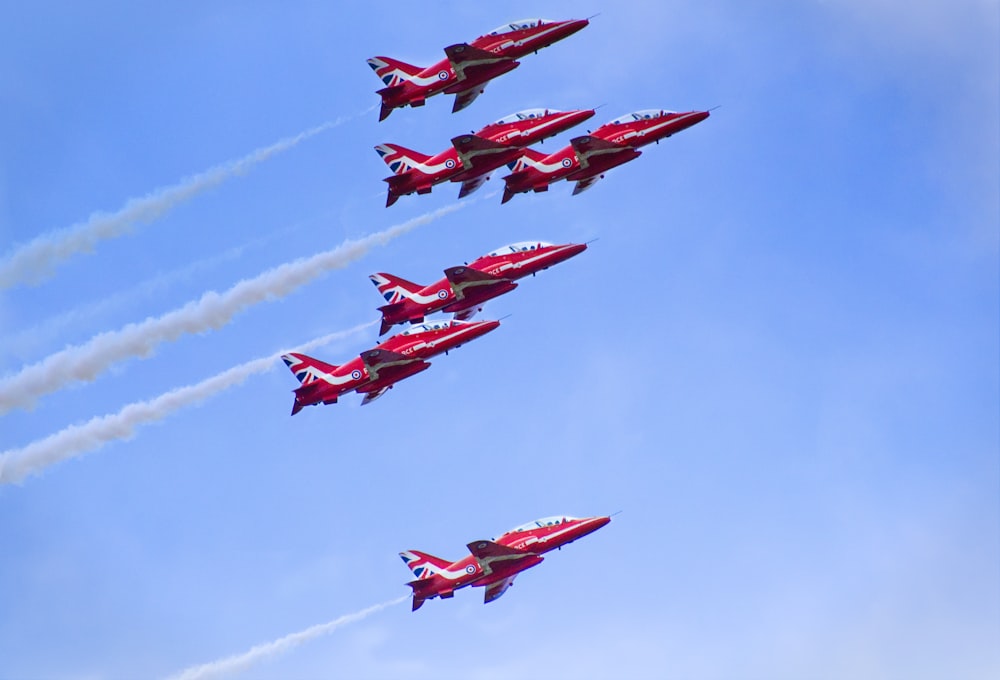 Eine Gruppe von Kampfjets, die durch einen blauen Himmel fliegen