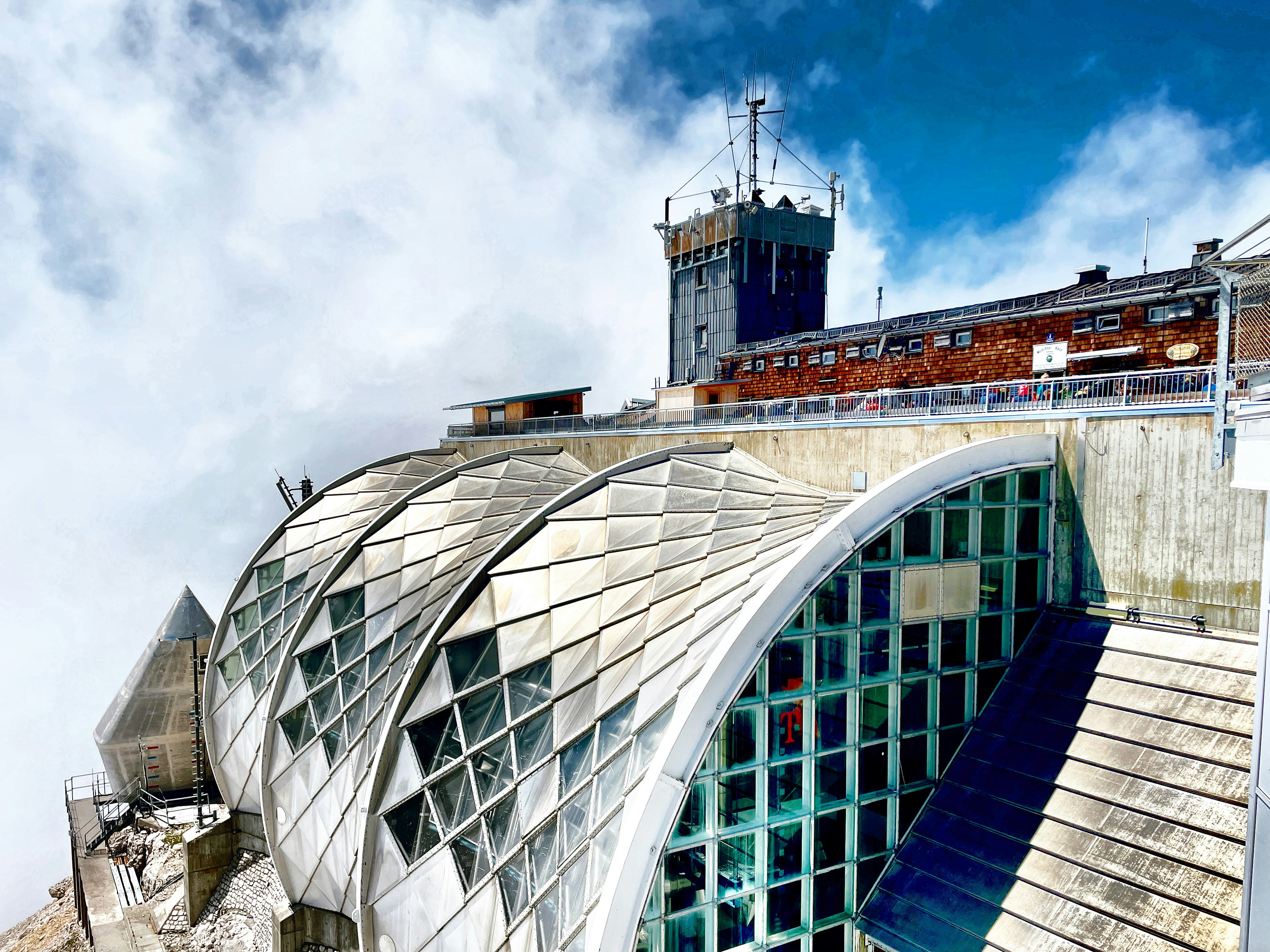 A large building with a very long roof photo – Free City Image on Unsplash
