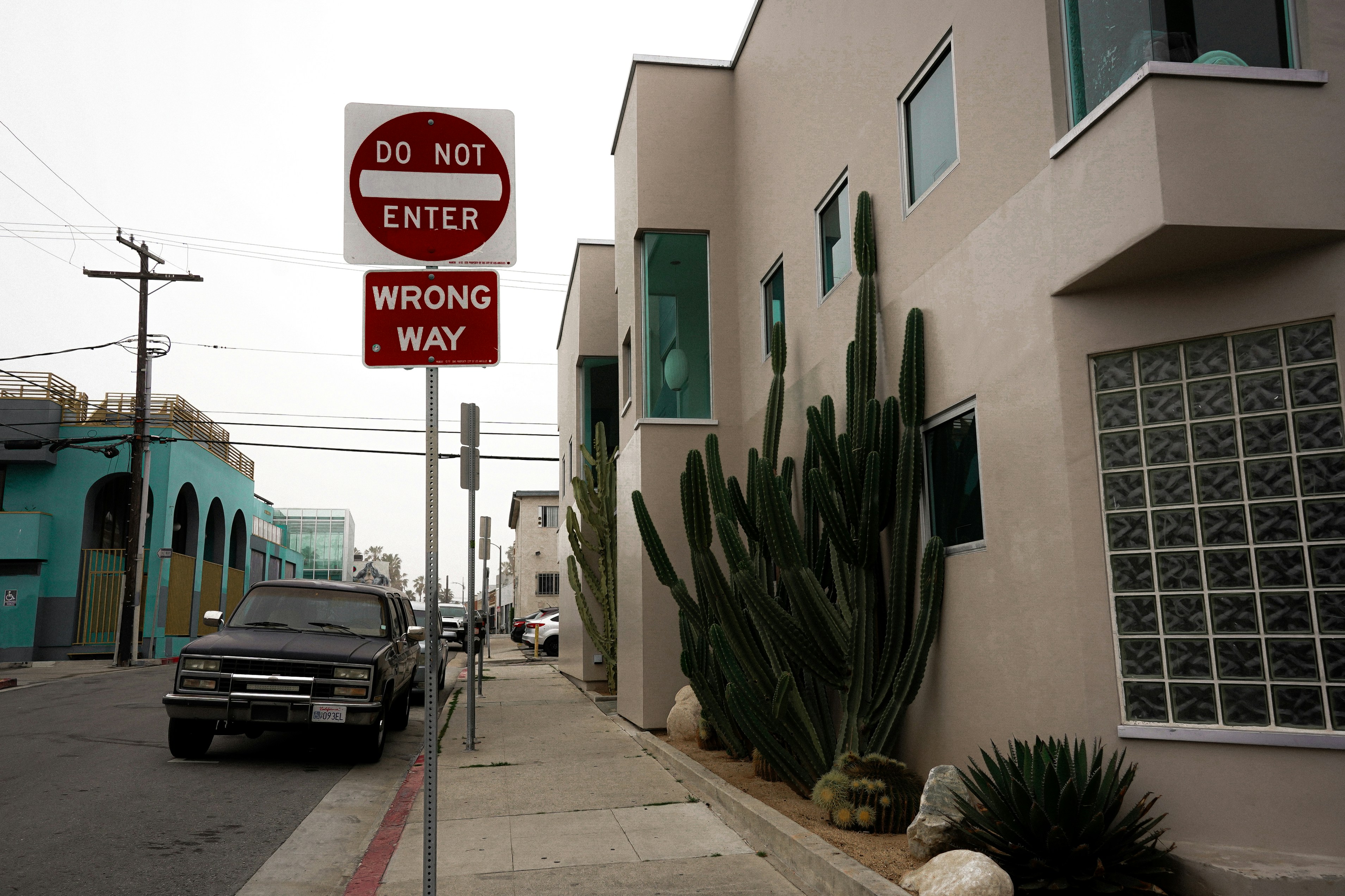 a street sign that says do not enter wrong way, 