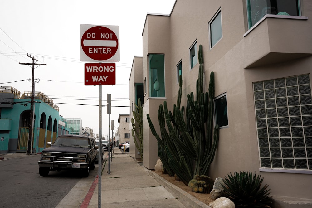 a street sign that says do not enter wrong way