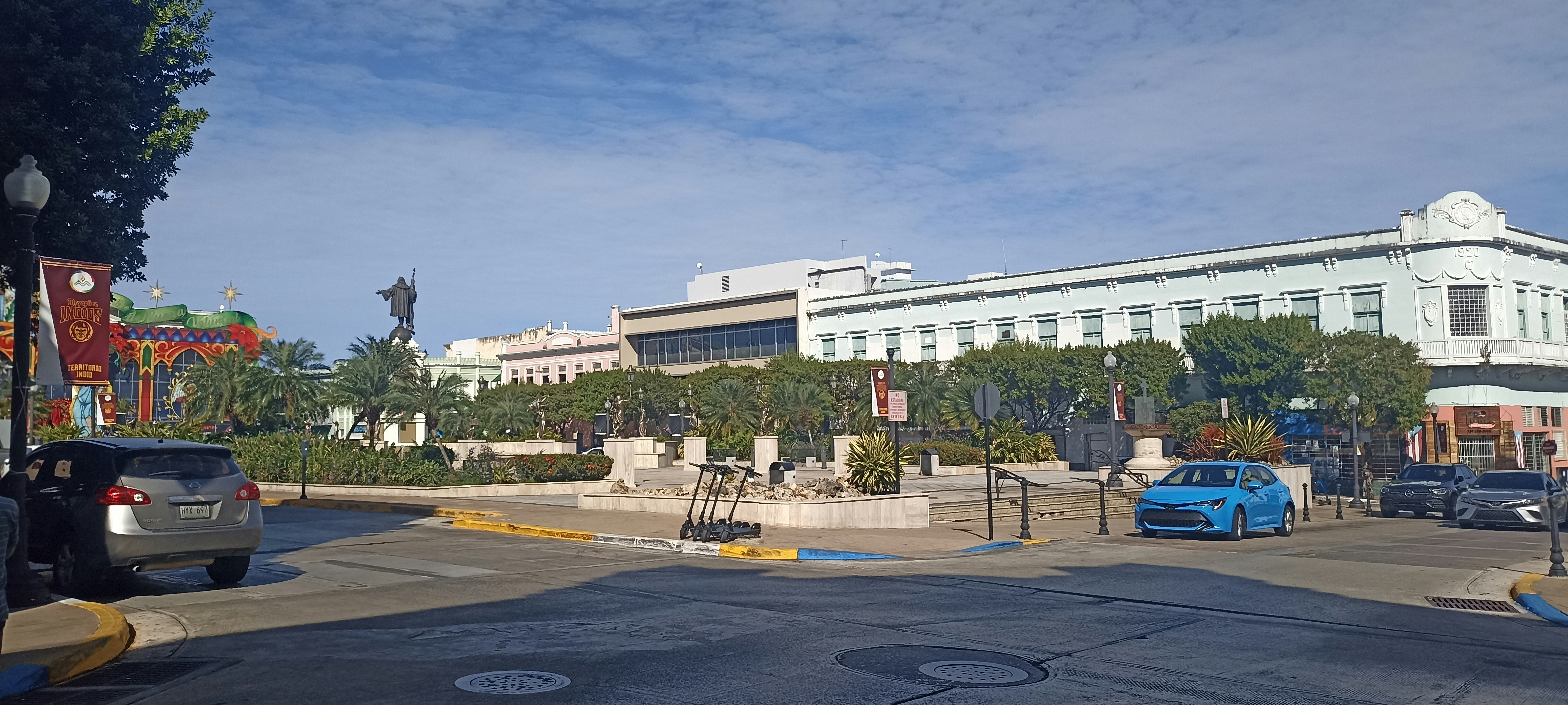 carros estacionados frente a un edifico en Puerto Rico