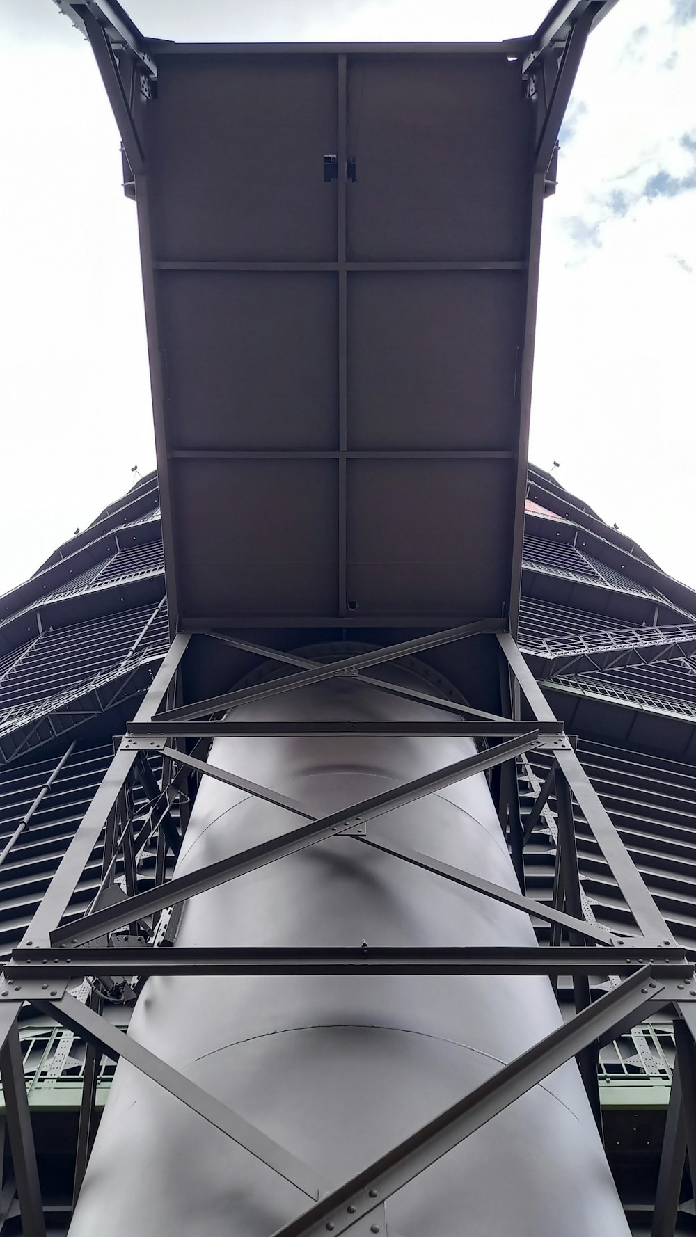 Una gran estructura metálica con un fondo de cielo