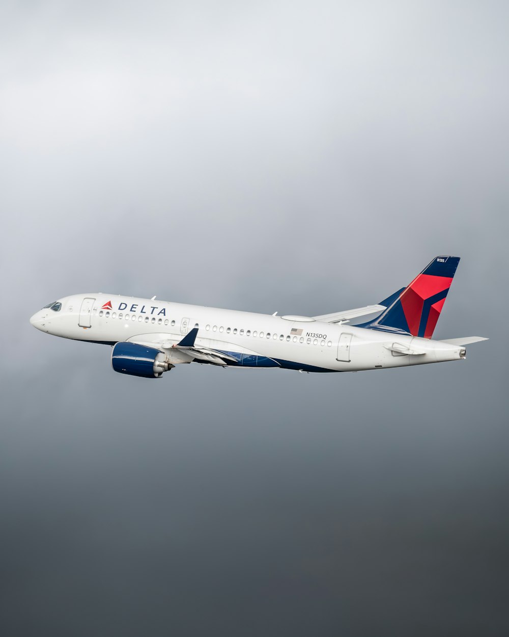 Un avión Delta volando en un cielo nublado