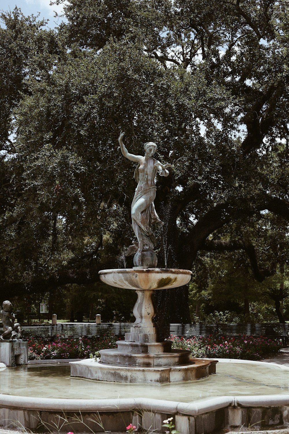 una fontana con una statua al centro