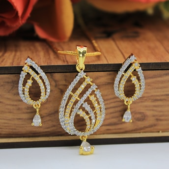 An exquisite bridal jewelry set adorned with diamonds and gold.