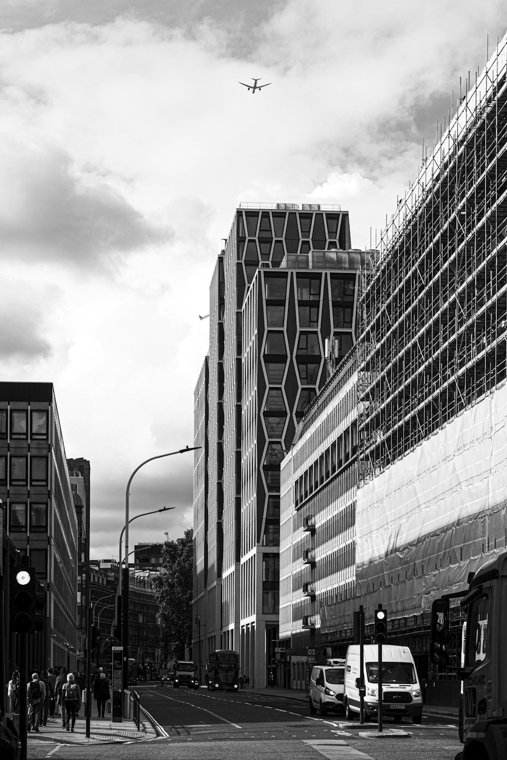 a black and white photo of a city street