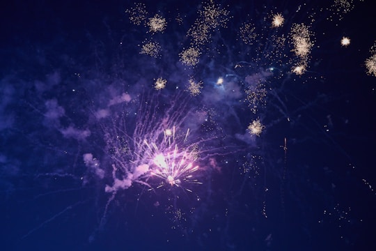 Взрыв разноцветных огней в ночном небе.