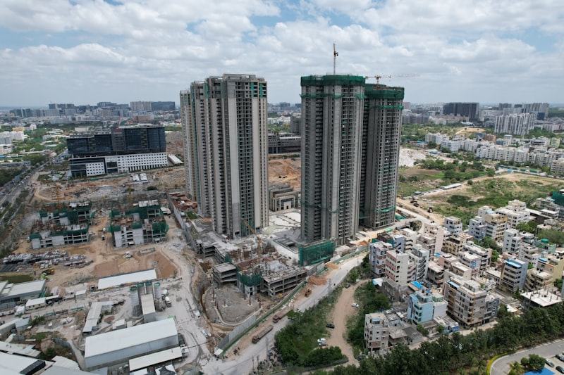 भारतात बांधकाम सुरू असलेल्या apartment complex चा aerial view