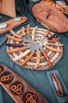 a table topped with lots of different types of knives