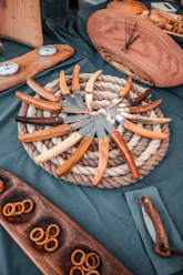 a table topped with lots of different types of knives