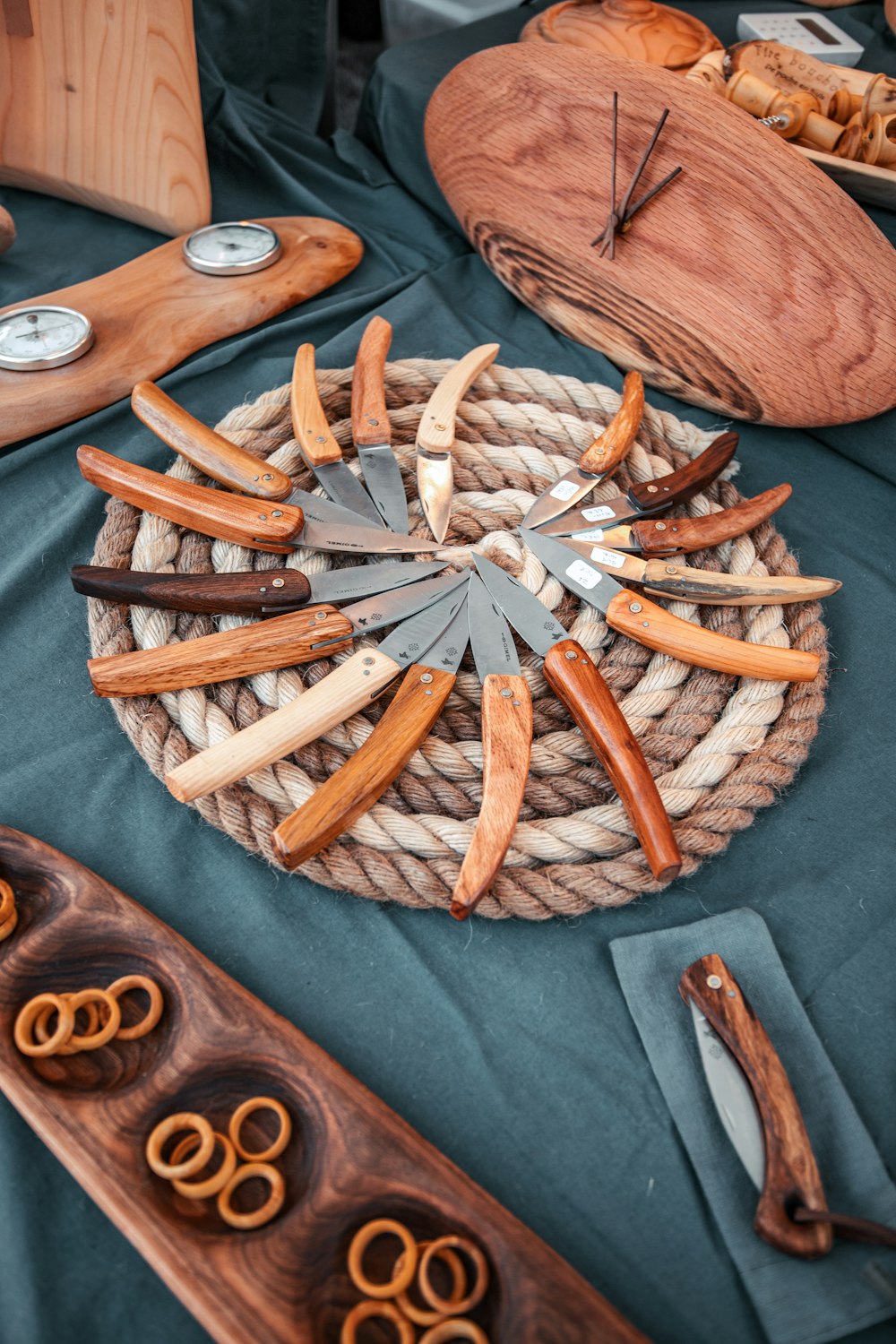 a table topped with lots of different types of knives