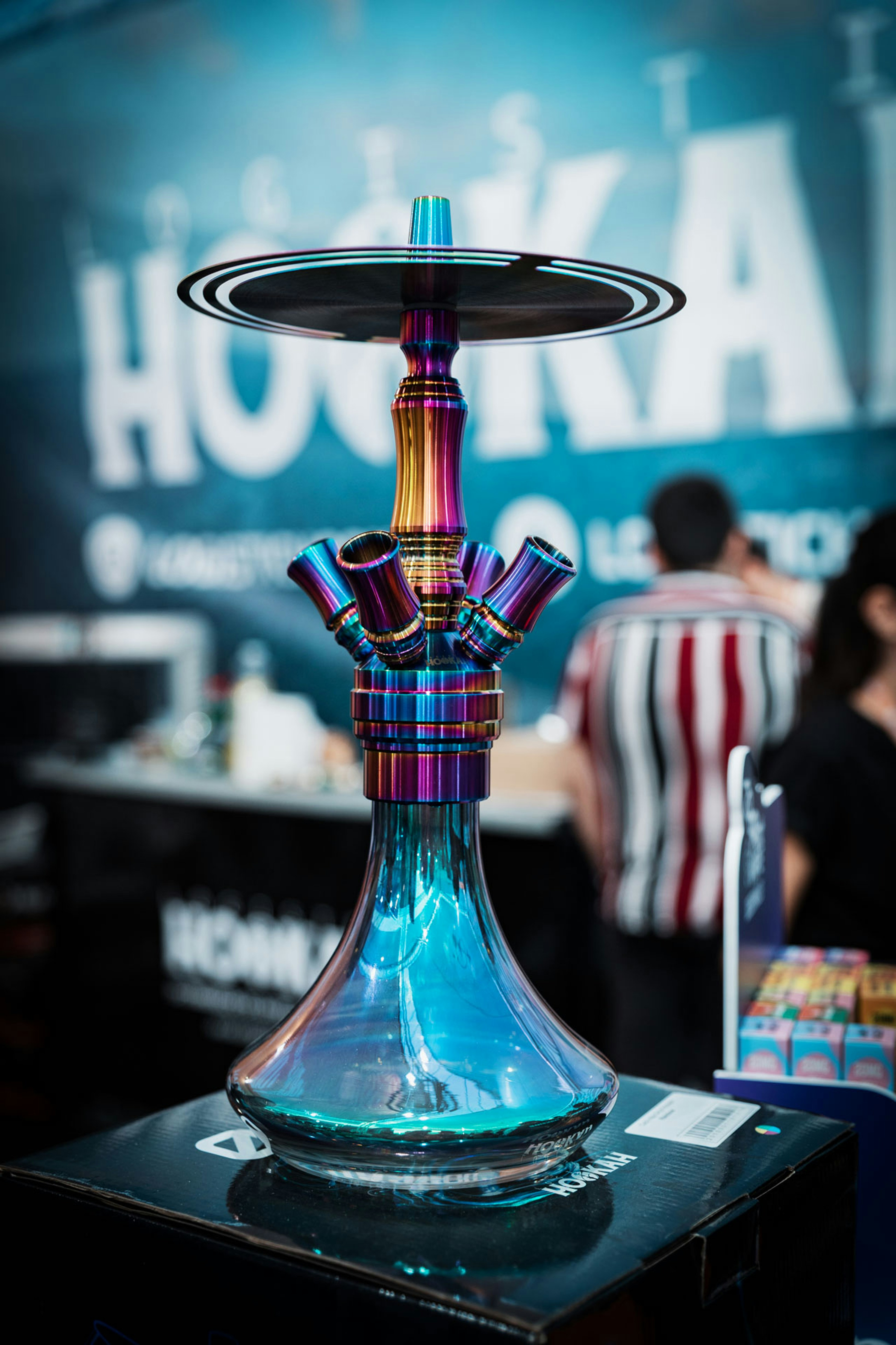Un jarrón de vidrio multicolor sentado encima de una mesa