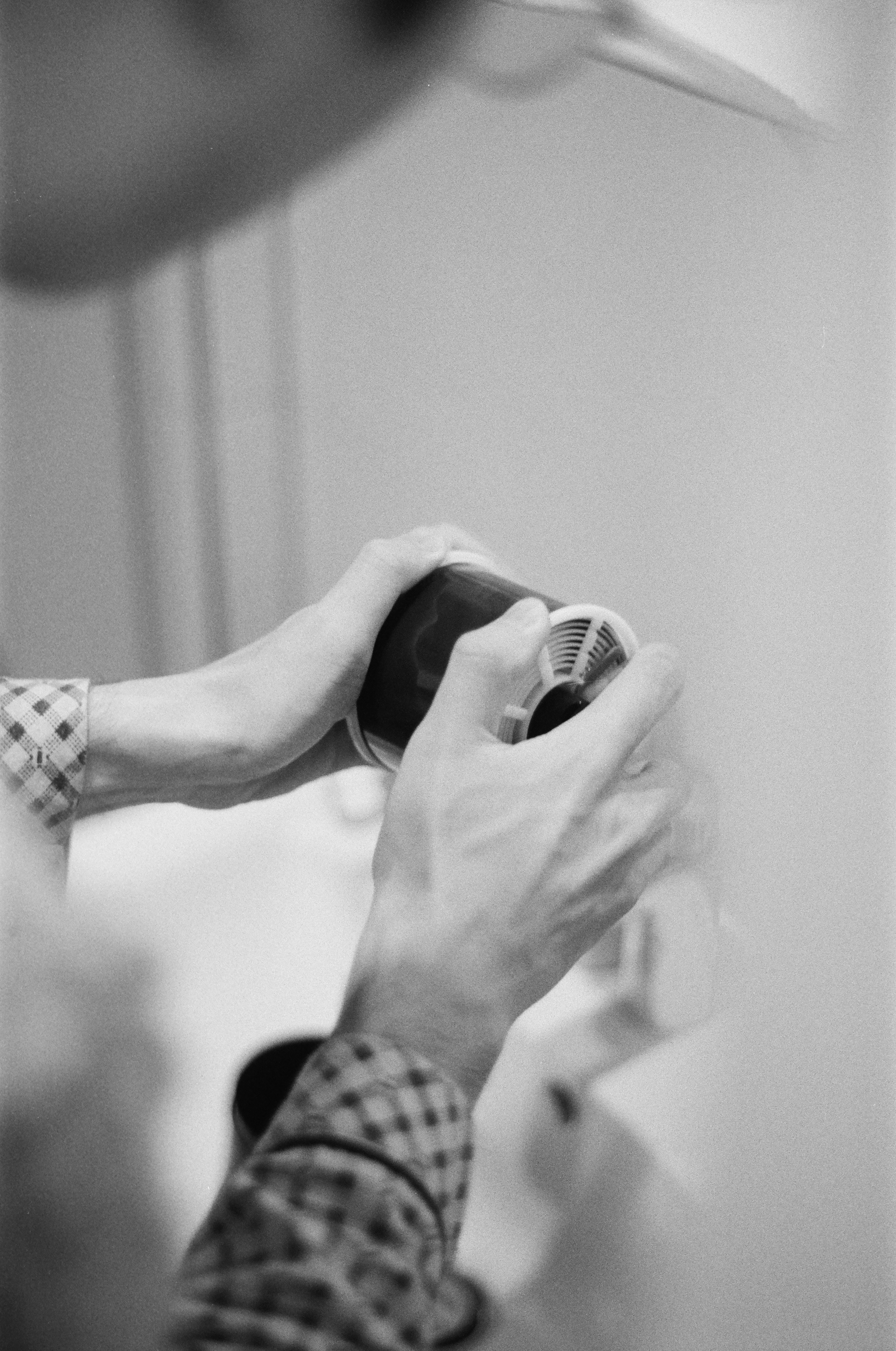 una persona che usa un asciugacapelli per asciugare i capelli