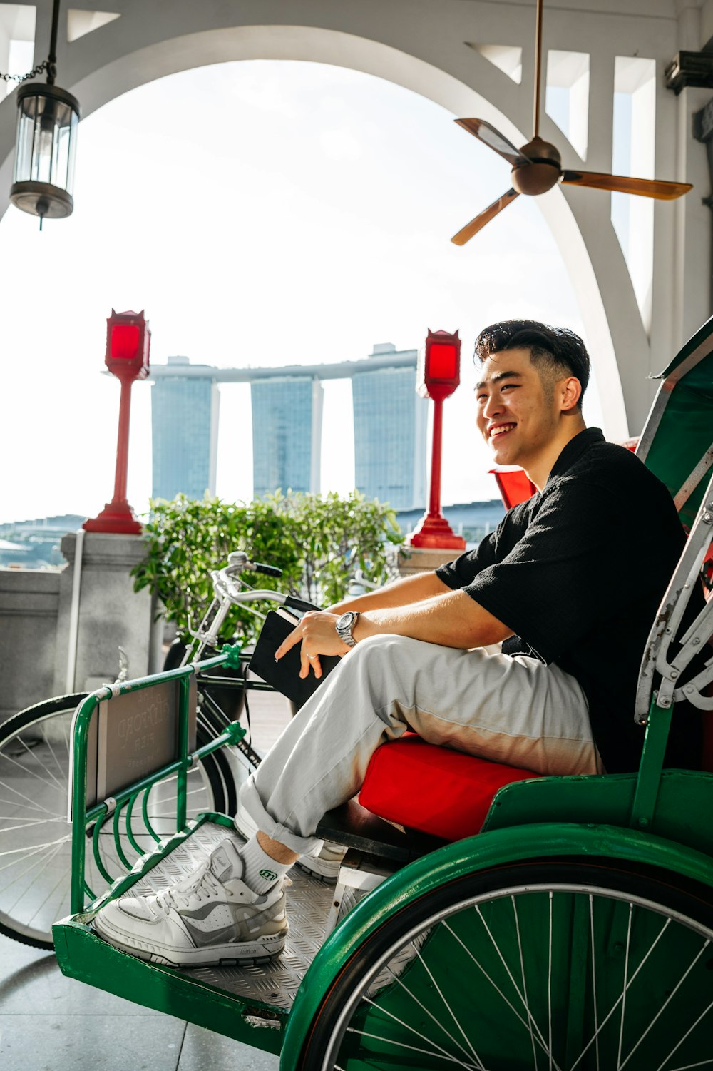 バルコニーの緑の馬車に座っている男