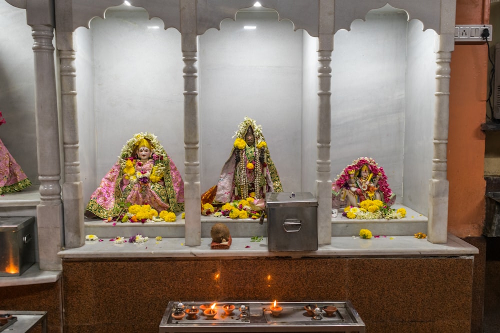 Um grupo de estátuas de divindades hindus em um templo