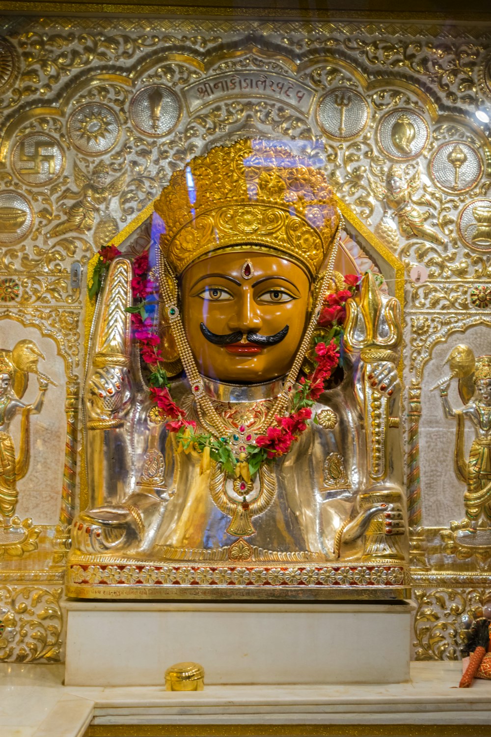 uma estátua de uma pessoa em uma roupa dourada