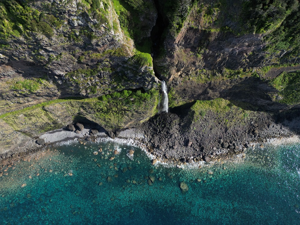 Une vue plongeante sur l’océan et les falaises