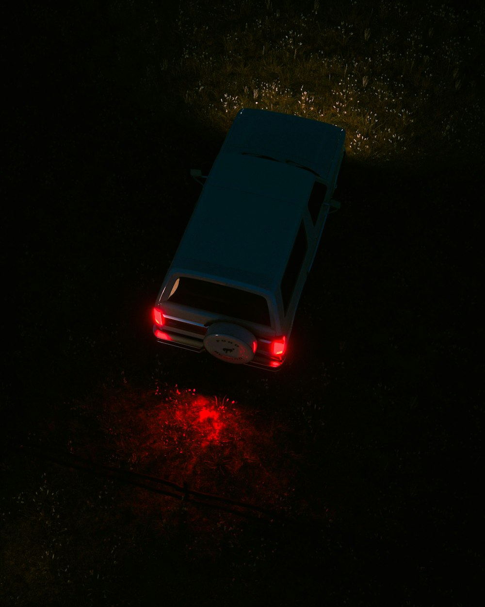 Un'auto con le luci accese al buio