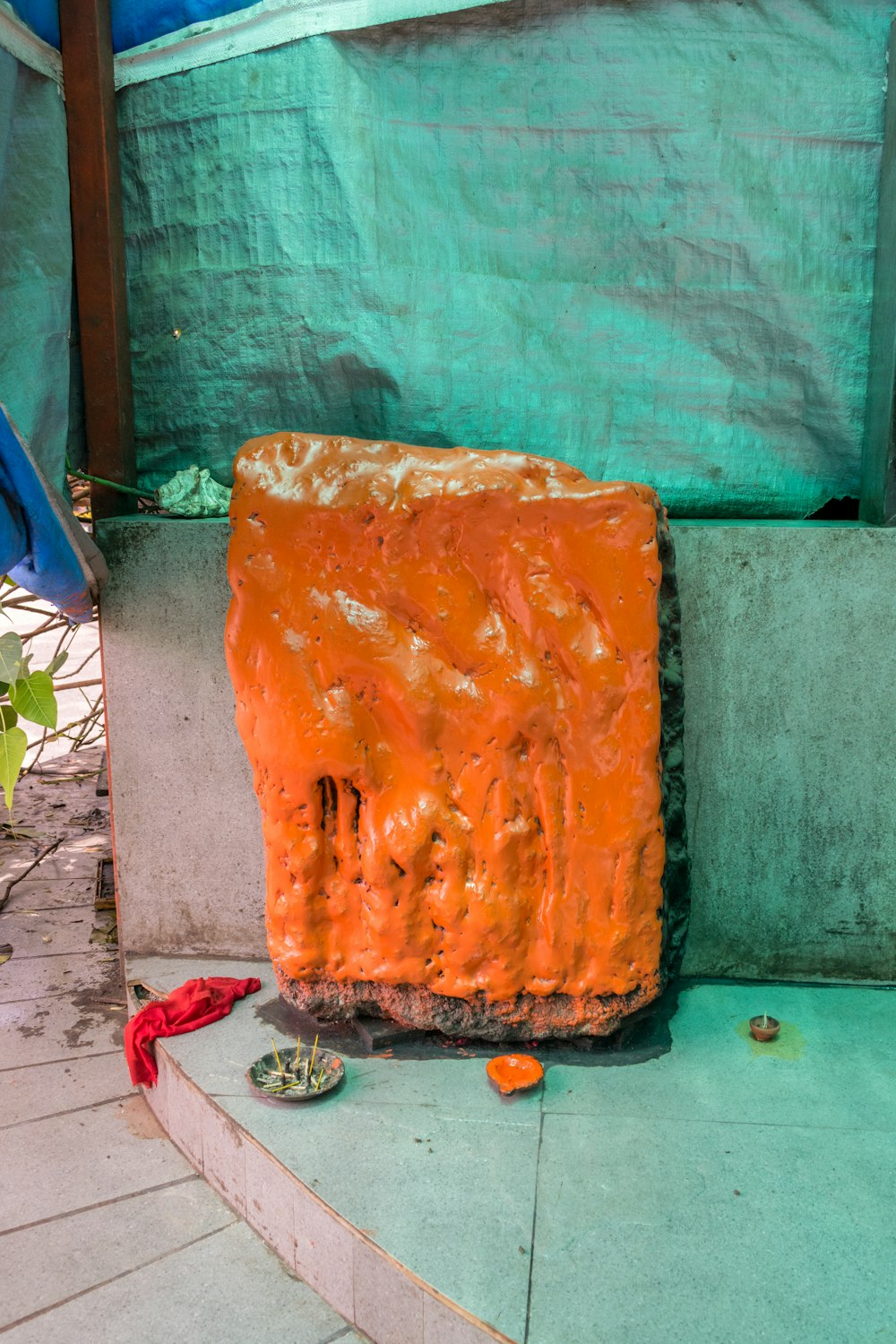 um grande bloco laranja sentado em cima de uma calçada