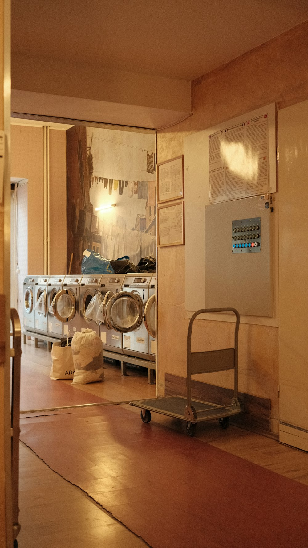 Una habitación que tiene un montón de máquinas de lavandería en ella