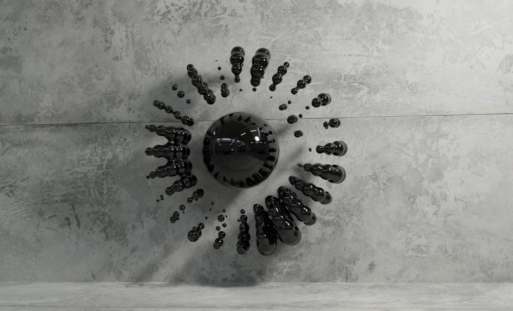 une horloge faite d’objets noirs sur un mur