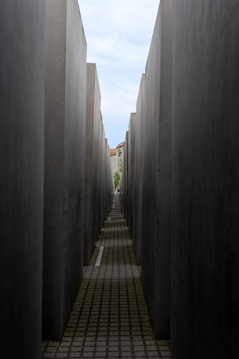 a long narrow walkway between two buildings