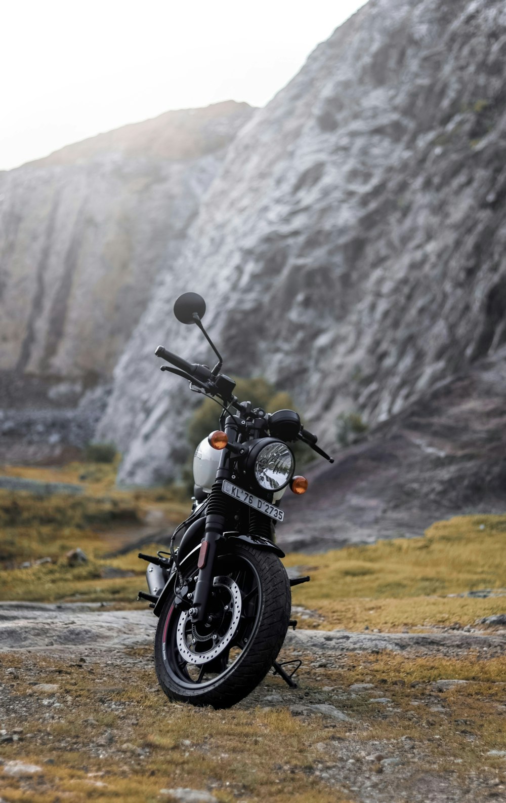Una motocicleta estacionada frente a una montaña