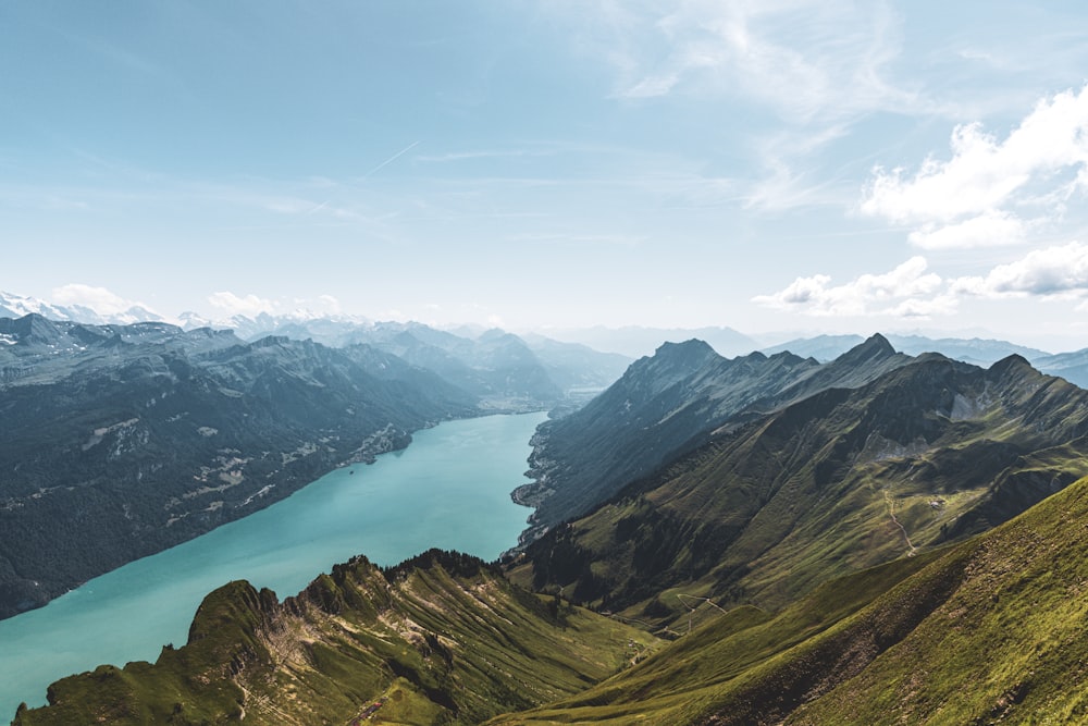 Una vista panorámica de un lago rodeado de montañas