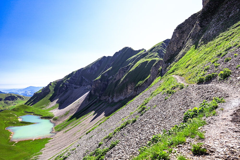 Una vista de una montaña con un lago en medio de ella