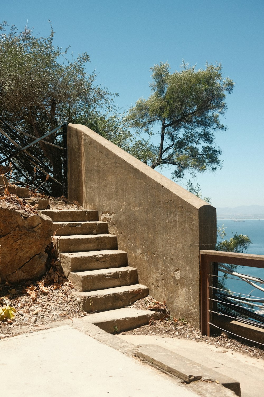 un escalier menant au sommet d’une falaise