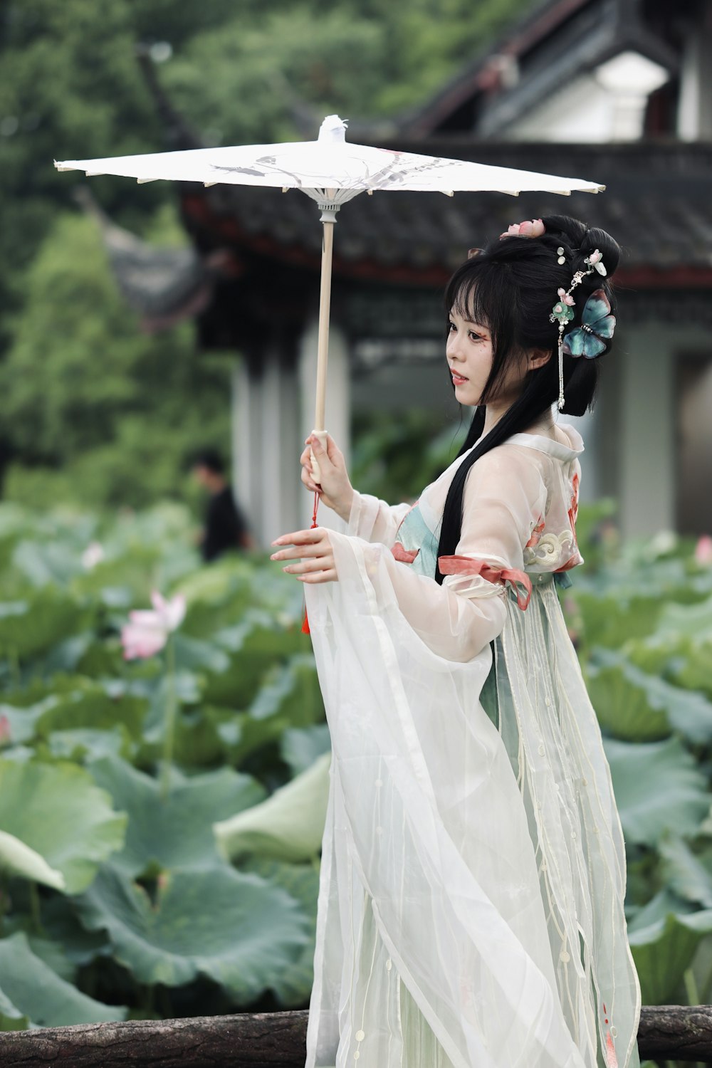 Una mujer en un kimono sosteniendo un paraguas