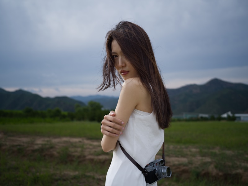 BBW élégante en robe blanche Tokyo